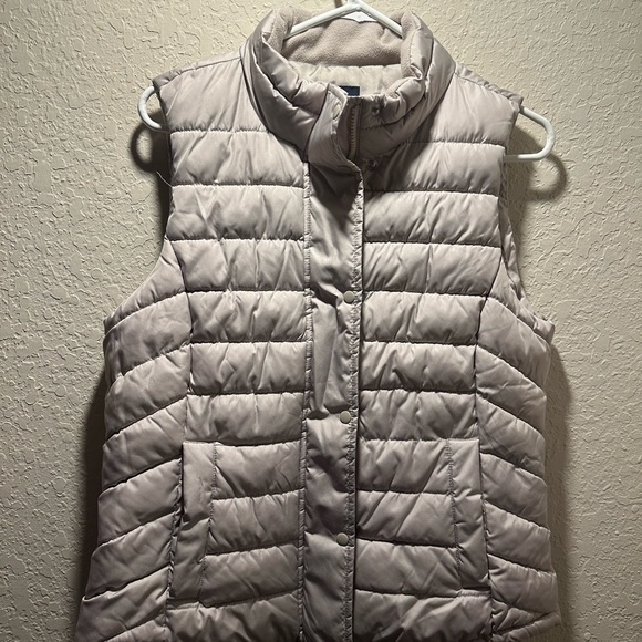 GAP Recycled Lightweight Quilted Puffer Vest Beige Women’s Medium Zip + Snap - Picture 2 of 12
